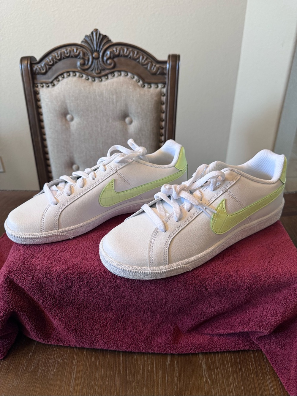 Nike Women's Low-Top Sneakers in White and Light Green